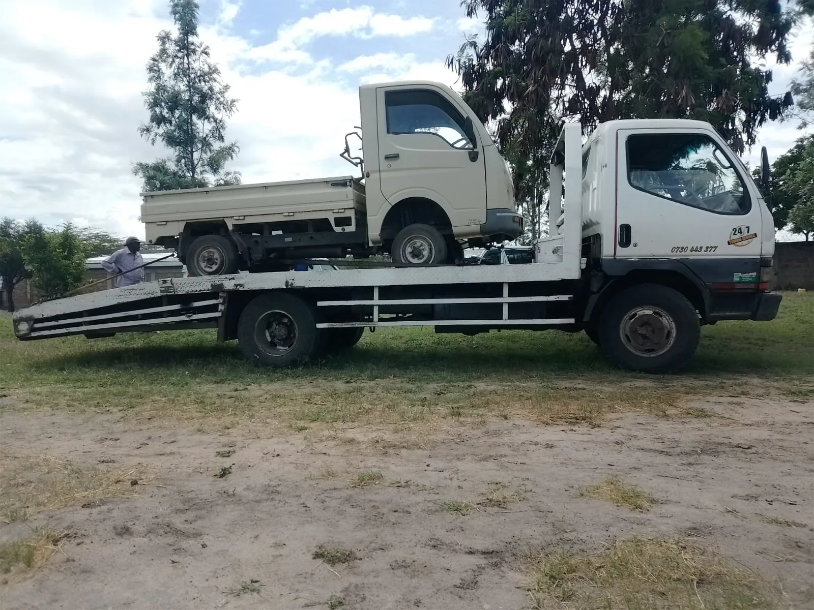 Wheel-lift tow truck for quick vehicle towing